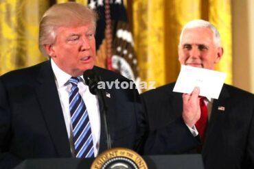 We wont tell the press whats in that letter trump holds up letter obama left him in the oval office.jpg