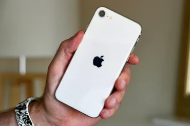 Iphone Se 2022 Starlight Back In Hand Scaled.webp