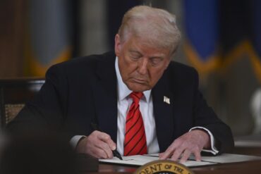 Trump imzaaa 2367166.jpg