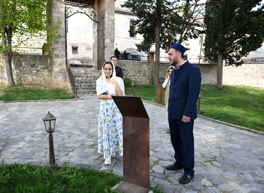Leyla və Arzu Əliyevalar Xan məscidini ziyarət ediblər - Şəkil 4