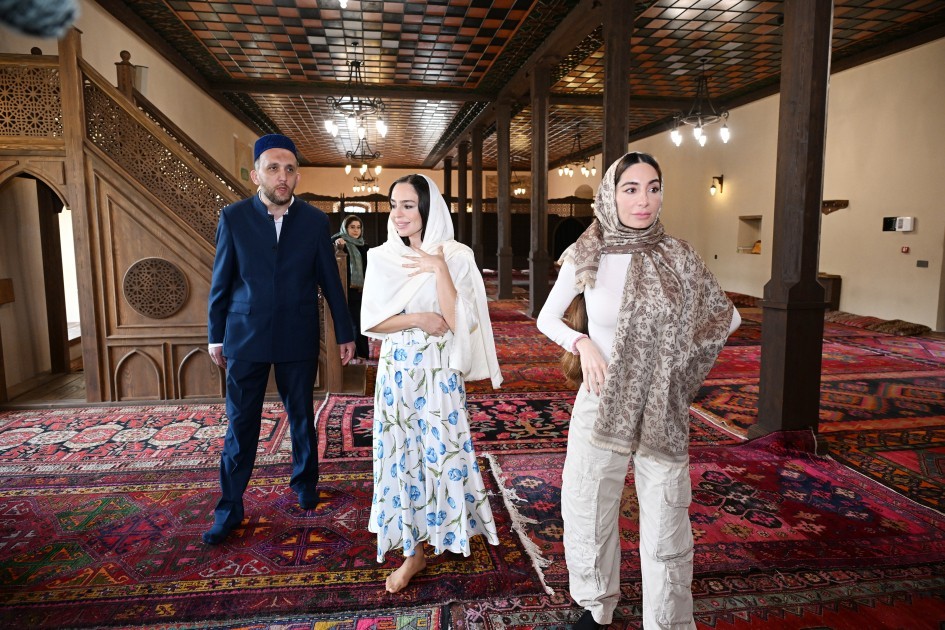 Leyla və Arzu Əliyevalar Xan məscidini ziyarət ediblər - Şəkil 2