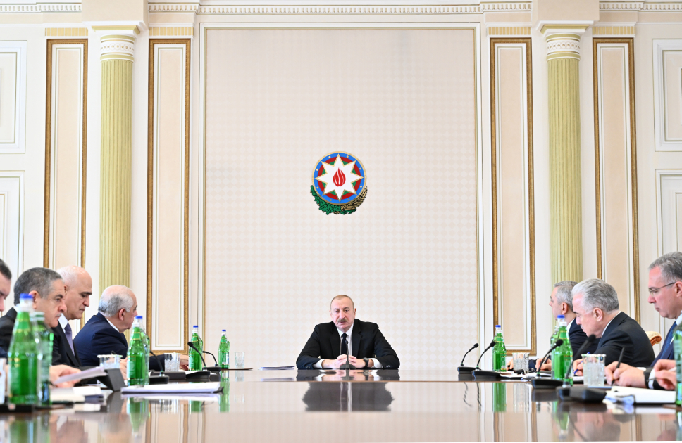 Prezident müşavirə keçirdi - Şəkil 1