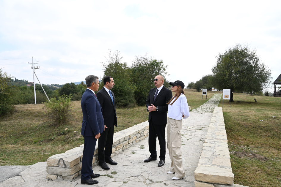 Azərbaycan lideri xanımı ilə ziyarətgahda - Şəkil 9